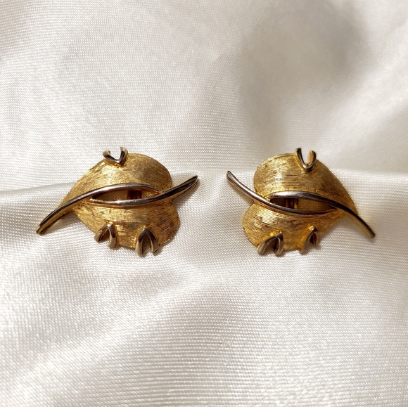 Vintage Earrings Leaves Brushed Gold, Vintage Custom Jewelry, Clip On - Picture 6 of 7